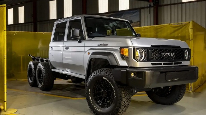 Крутой внедорожник Land Cruiser стал ещё круче: &laquo;новому старому&raquo; Land Cruiser 79&nbsp;добавили третий мост и два дополнительных колеса